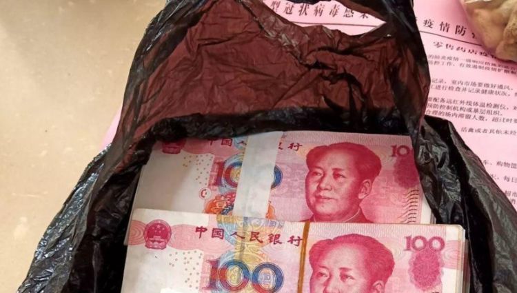 儿媳怀孕照顾她,出月子后她给一袋苹果,老伴打开:"一袋子钱"