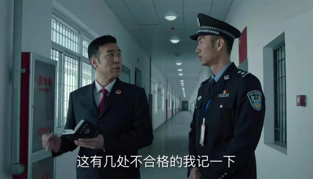 冯森作为新上任的巡回检察组组长在结束卧底生涯,前往驻第一监狱检察
