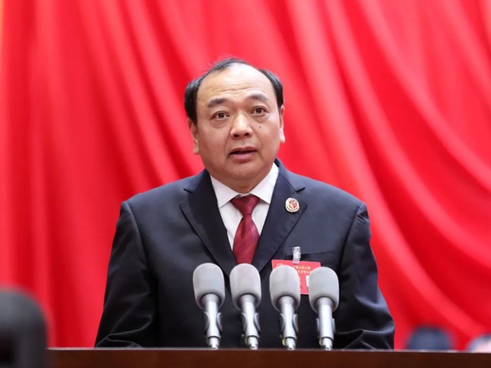 在十堰市五届人大五次会议上,十堰市人民检察院检察长李学武作检察