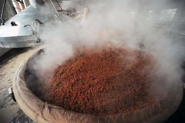 用酿酒设备做高粱酒时不加糠壳可以酿出酒来吗