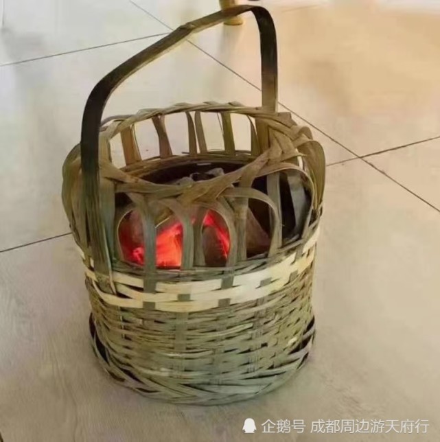 把燃烧过后的火炭放在烘笼里再盖上点草木灰,能烤