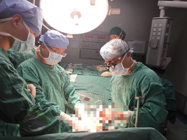 放射科等学科医护技团队协同努力,分别为3位患者实施了器官移植手术