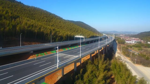 宜长高速的走向与现有的宁杭高速(g25长深高速)基本平行,也是南京连接