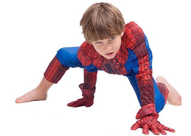 如果孩子学超人"飞行",要及时让孩子认清事实,避免出现危险