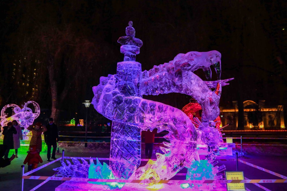 晶光闪闪200多座冰雕亮相兆麟公园