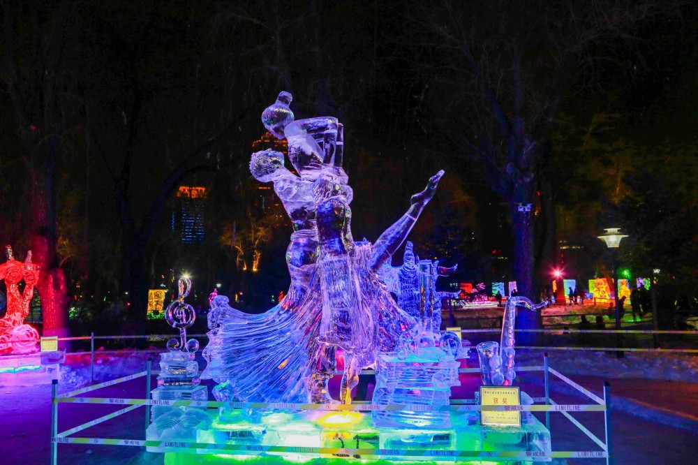 晶光闪闪200多座冰雕亮相兆麟公园