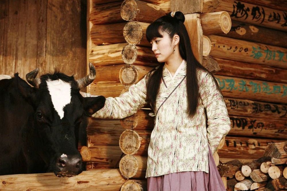 剧中她扮演的是一位扶贫援建者吴月娟.