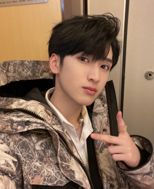 十八楼私生威胁严浩翔逼迫他开门还要爬他的窗户令人窒息