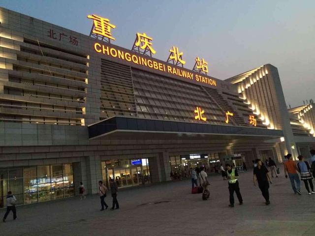 过去比较坑的一火车站因为不合理设计导致每天都有人误车