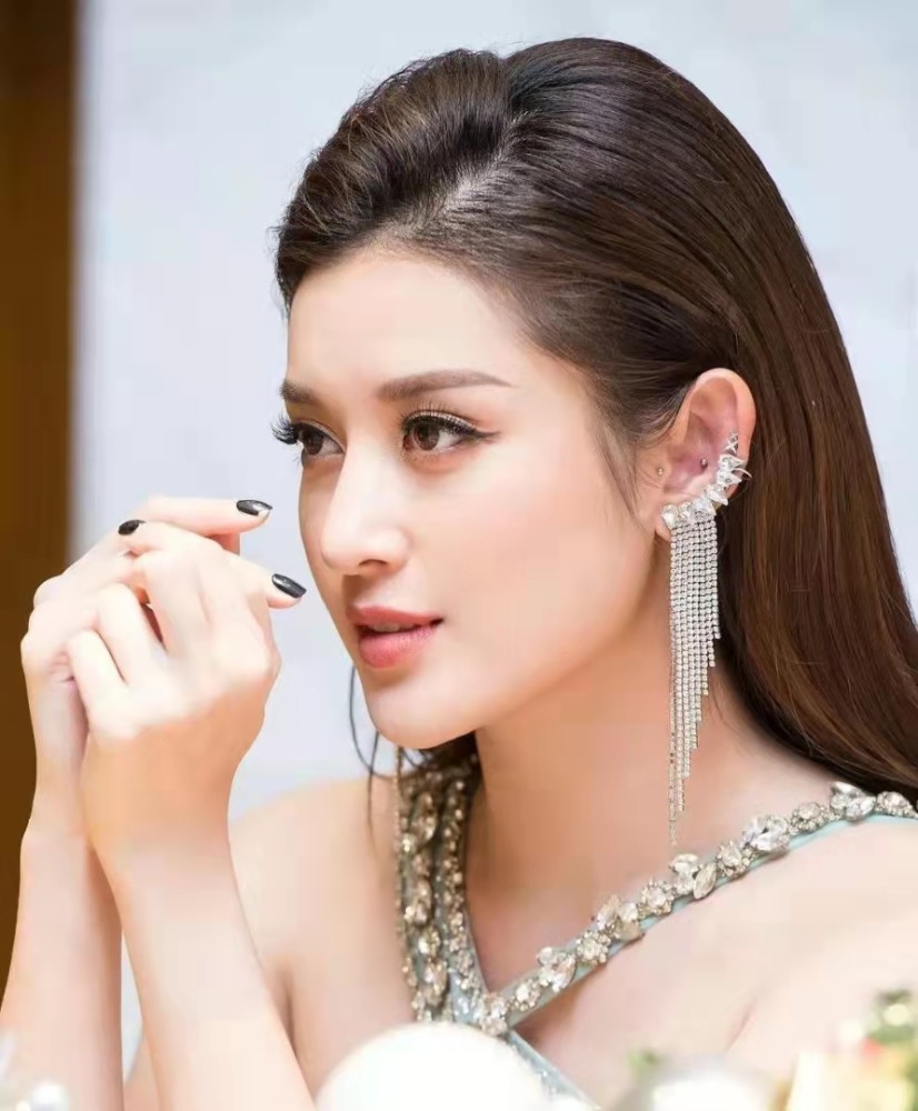 越南"瑰宝"级女神 倾国倾城气质出众 礼服穿出高贵女王范_腾讯新闻