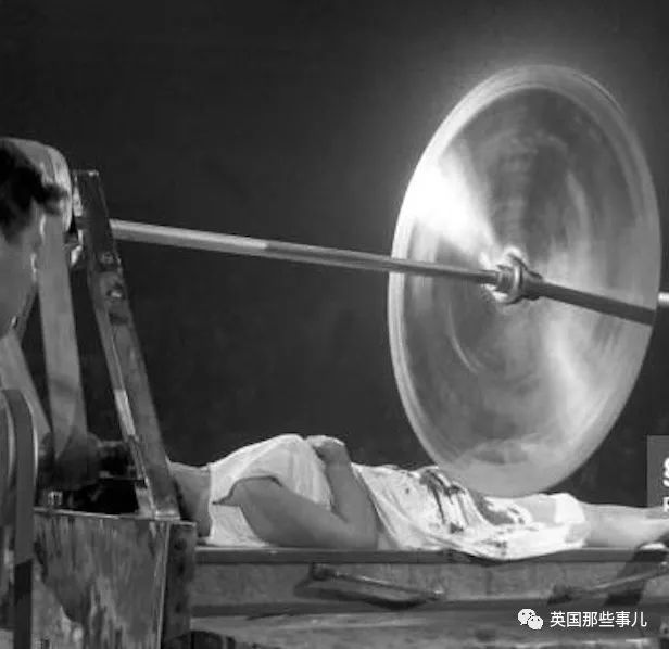 人体切割魔术诞生一百年!为了把人切成两半,魔术师也是拼了….