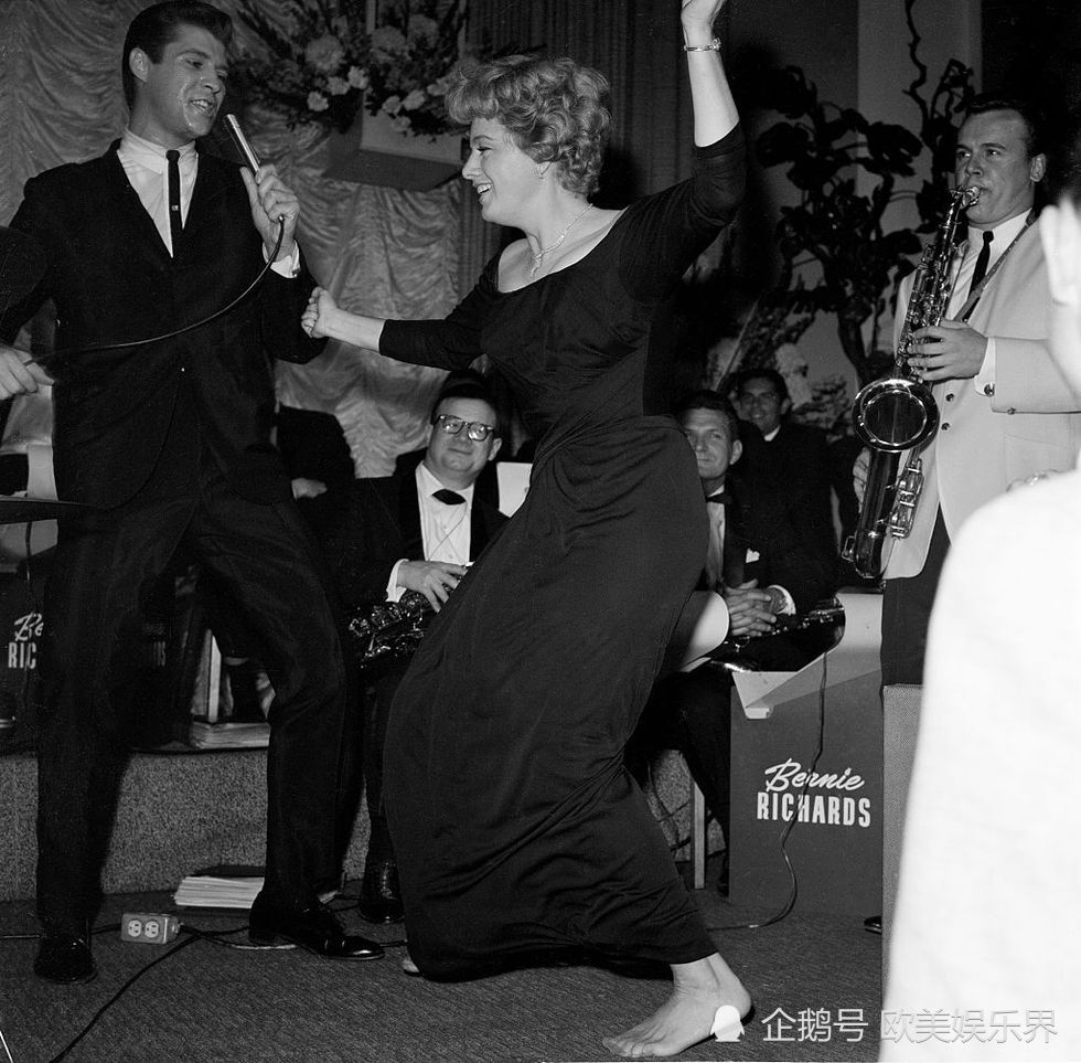 1962:谢丽·温特斯戴安娜·桑兹在纽约的萨迪餐厅庆祝百老汇戏剧