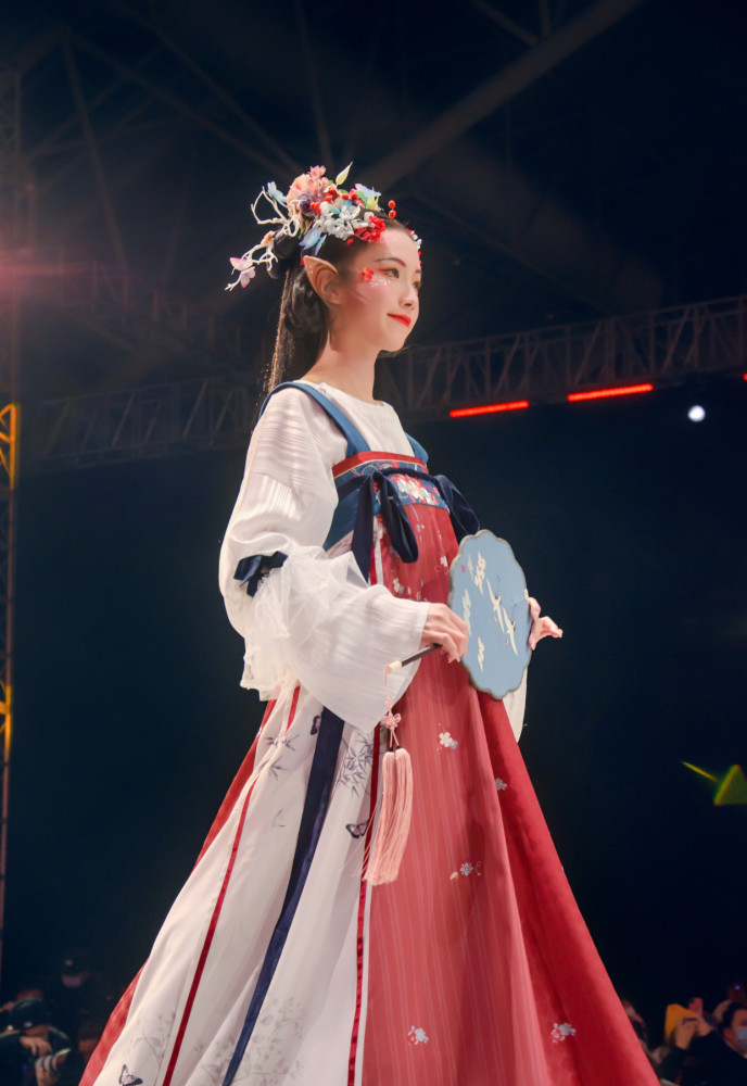 汉服的魅力有多大走进中国华服日感受真正中国美