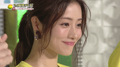 清澈的小鹿眼她笑起来好像可以把人甜化了