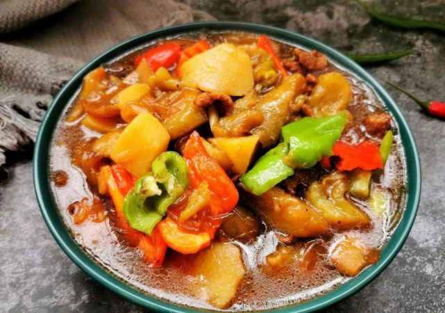 素菜跟它一起炖,没想到这么好吃,一天炖一锅,吃几天都不腻
