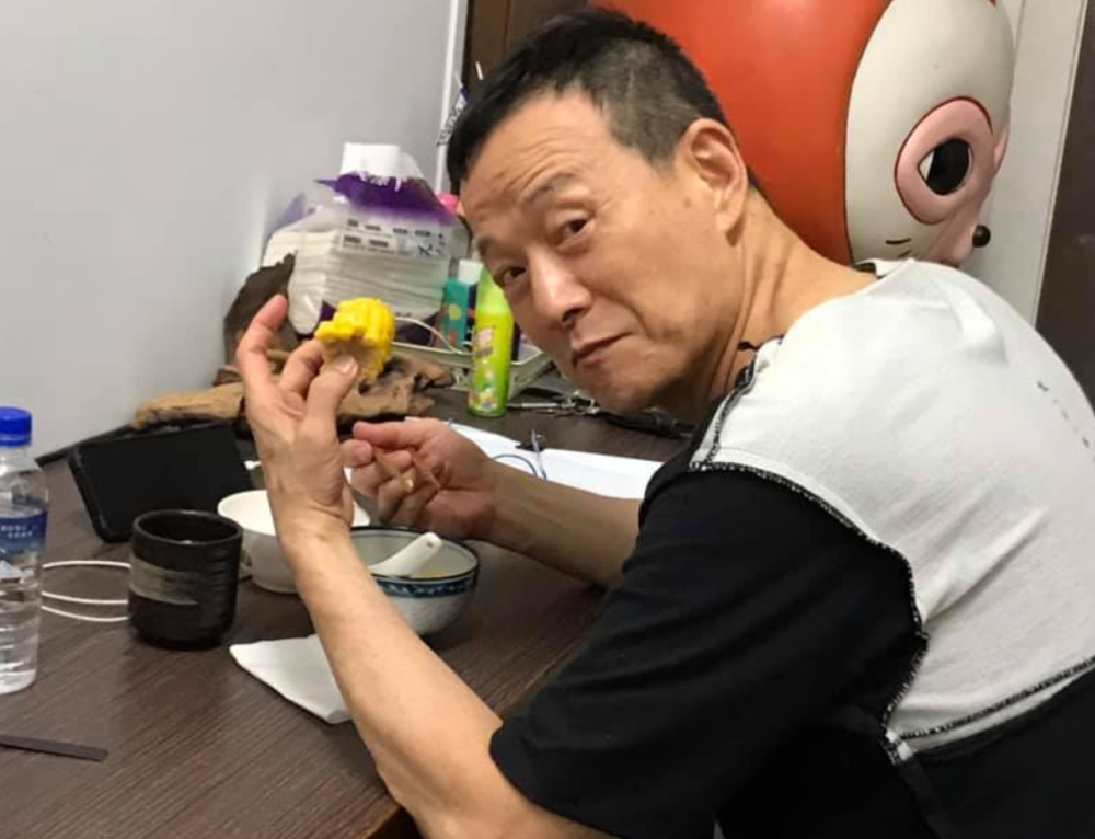 67岁仇笑痴吴兴国复出戴墨镜难掩老态自曝被剧组再三邀请