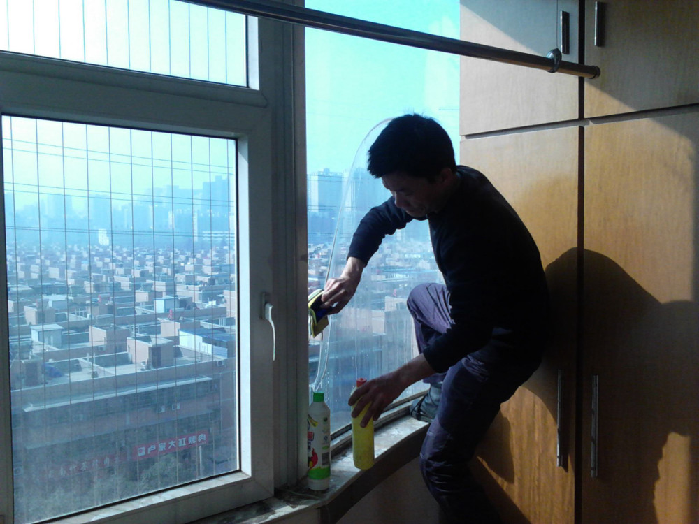 好家伙,石家庄新增84例本土确诊,市民在忙着擦玻璃