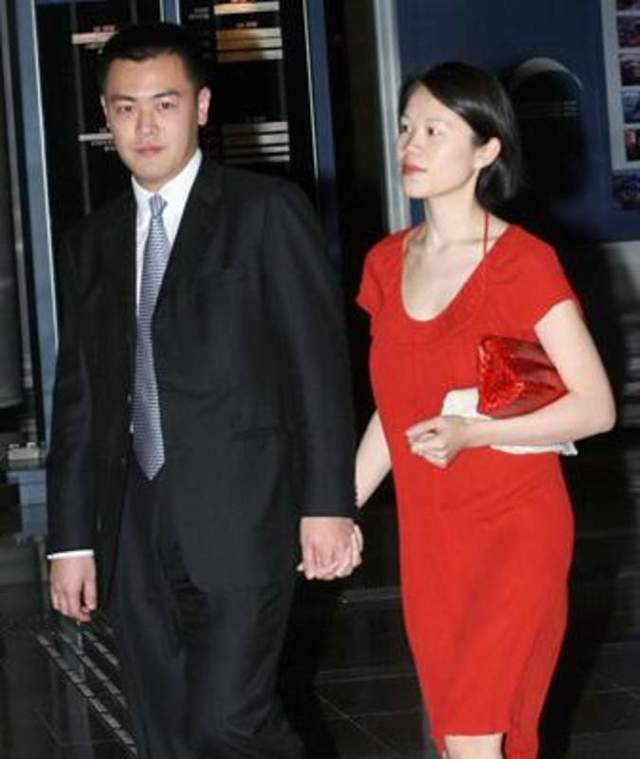 2010年刘鸣炜和wendy因为性格不合离婚后,刘鸣炜分别和金融之花奚倩雯