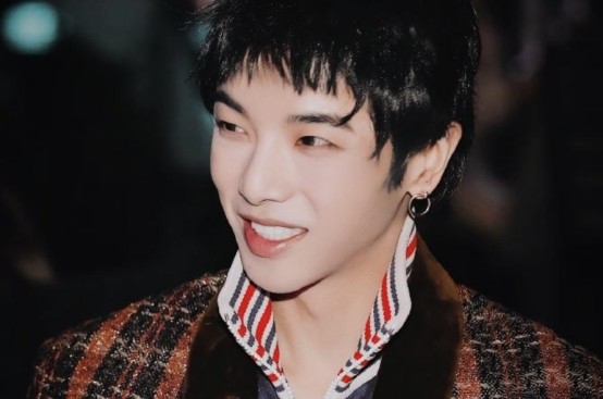 华晨宇是越看越好看类型的,笑起来甜腻腻的,超级可爱