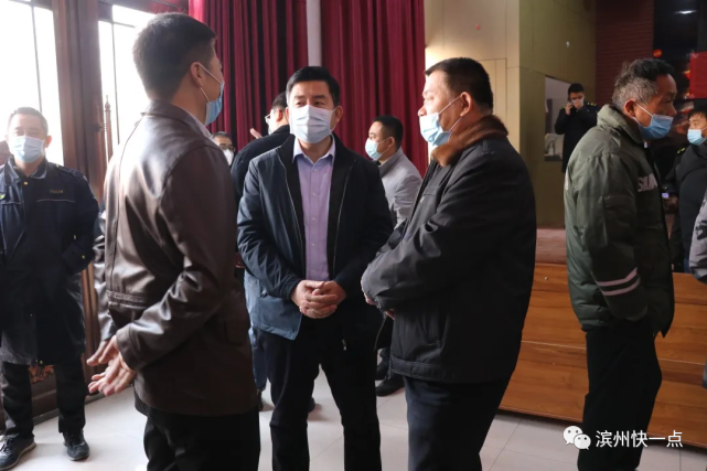 街道党工委书记孙树光,街道党工委副书记,办事处主任刘荣涛到各分房