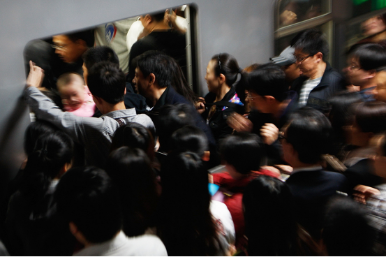 八位清北人讲述为何不留京：挤地铁难受，那里没什么人聊买房买车
