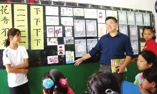 因为偶像回到儿时的学校乡村教师周春勇梦想打造一所令人羡慕的农村