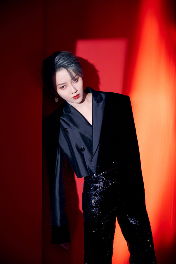 刘雨昕dior大片少年感十足米灰色西装配牛仔裤清爽又帅气