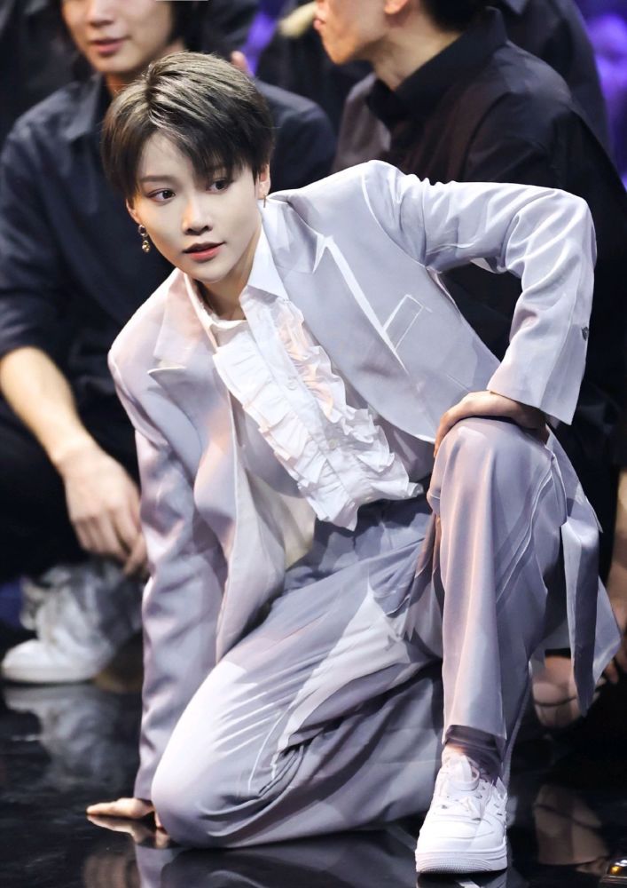 刘雨昕dior大片少年感十足米灰色西装配牛仔裤清爽又帅气