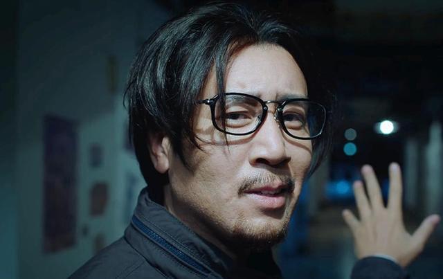 从该剧一开始化妆成大背头的郑天明开始,冯森就展示了高人一等的逻辑