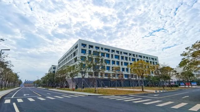 (学生食堂) 广西工业学院办学总体定位是立足贵港,服务全区,面向