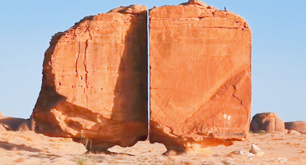 沙漠中有块史前巨石被激光整齐切开专家无法解释