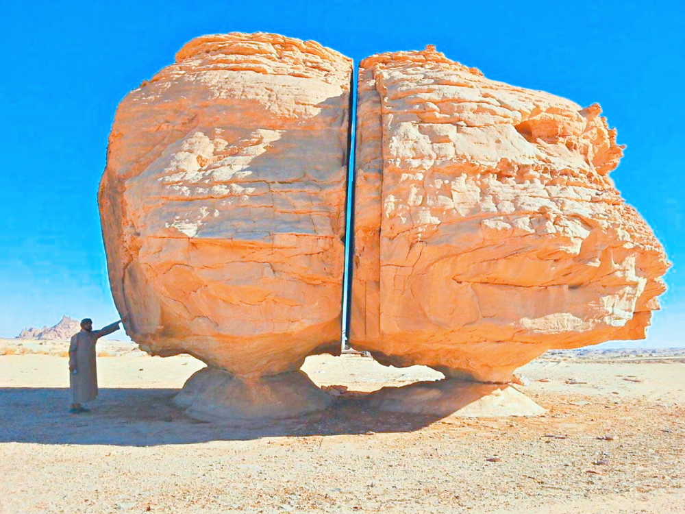 沙漠中有块史前巨石,被"激光"整齐切开?专家无法解释_腾讯新闻