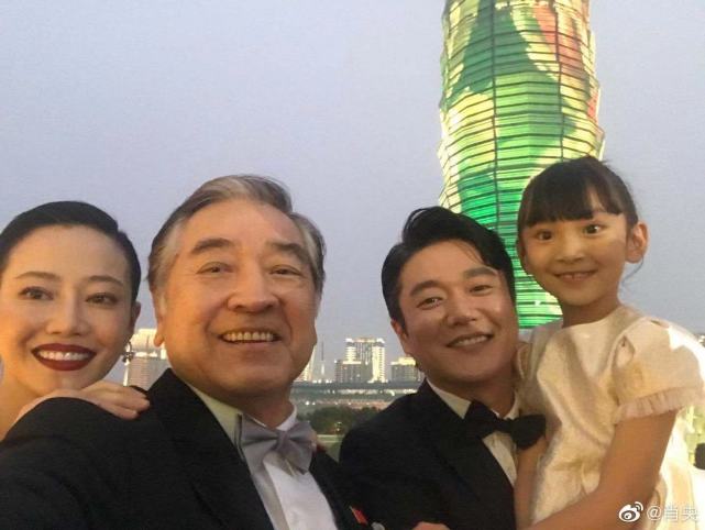 肖央要当爸爸了妻子挺着大肚出门身份也曝光