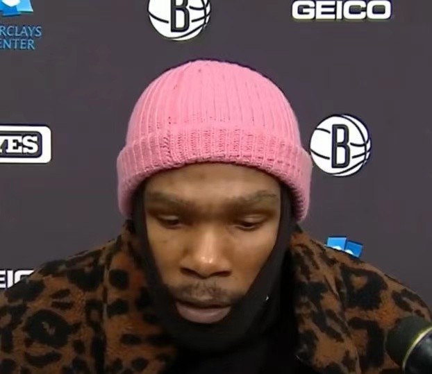 这该死的气质杜兰特新装扮辣眼睛身披豹纹外套头戴粉色帽子