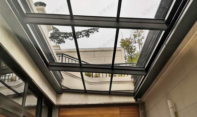 因违建业主用电动开合屋顶来封天井这效果也太棒了吧
