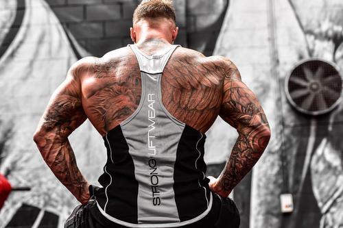 健美训练之俯身哑铃双臂划船,带你练出形如眼镜蛇般宽阔的背肌