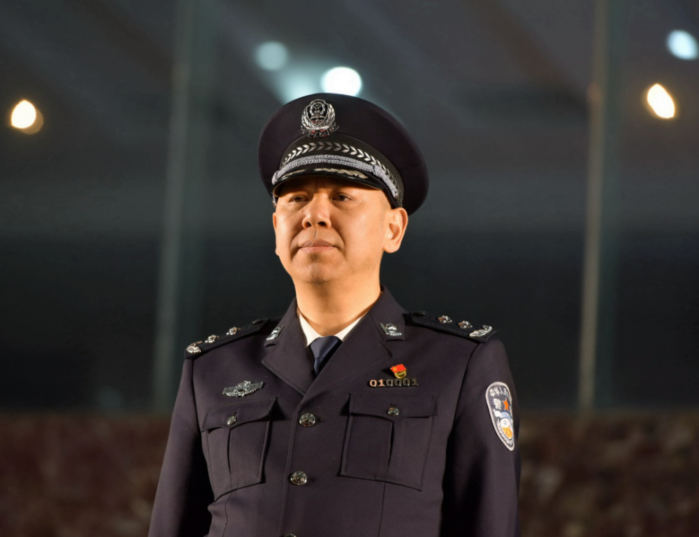 随着副市长,市公安局局长刘新良一声令下,警笛鸣响,各路参战警力迅速