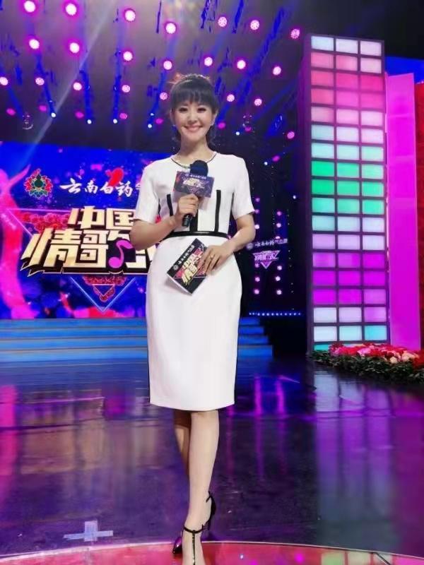 家政女皇方琼滞留河北穿上万棉服当街吆喝当志愿者也时髦