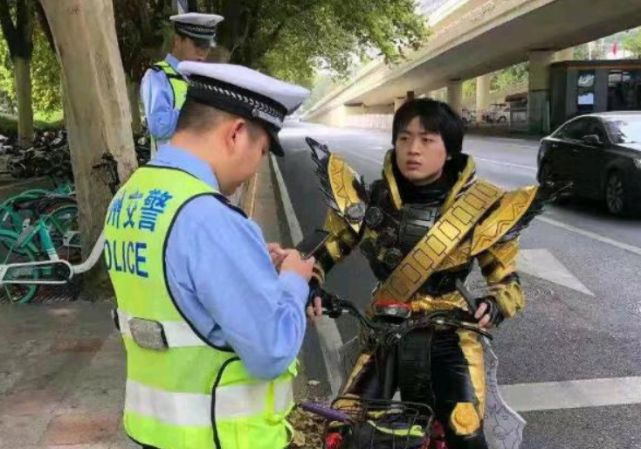 铠甲勇士帝皇驹被偷惨变小毛驴背影令网友心酸帝皇侠也有悲伤的时候