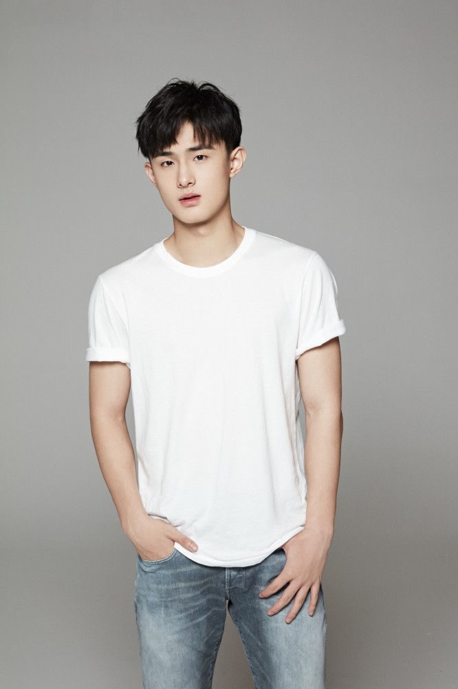 灵域开播告捷嘉行新人王一鸣学霸变呆萌读书机器