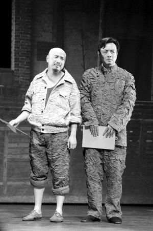 小说中,李光头,宋钢和林红的三角恋始终围绕全篇.