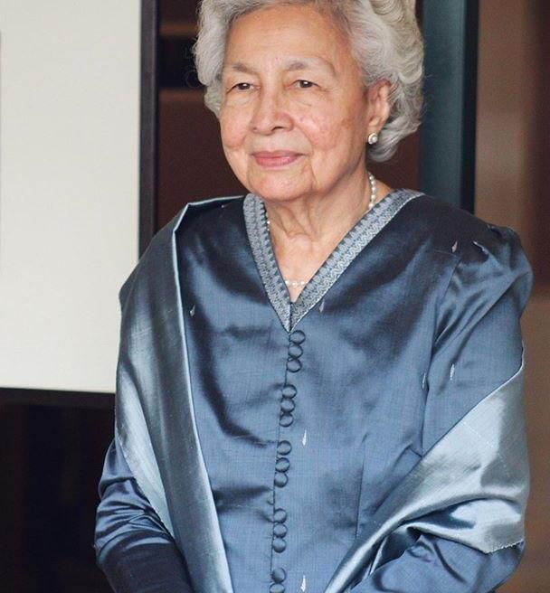 柬埔寨太后83岁了还如此雍容高贵!国王陪同抵达北京,仪态超美