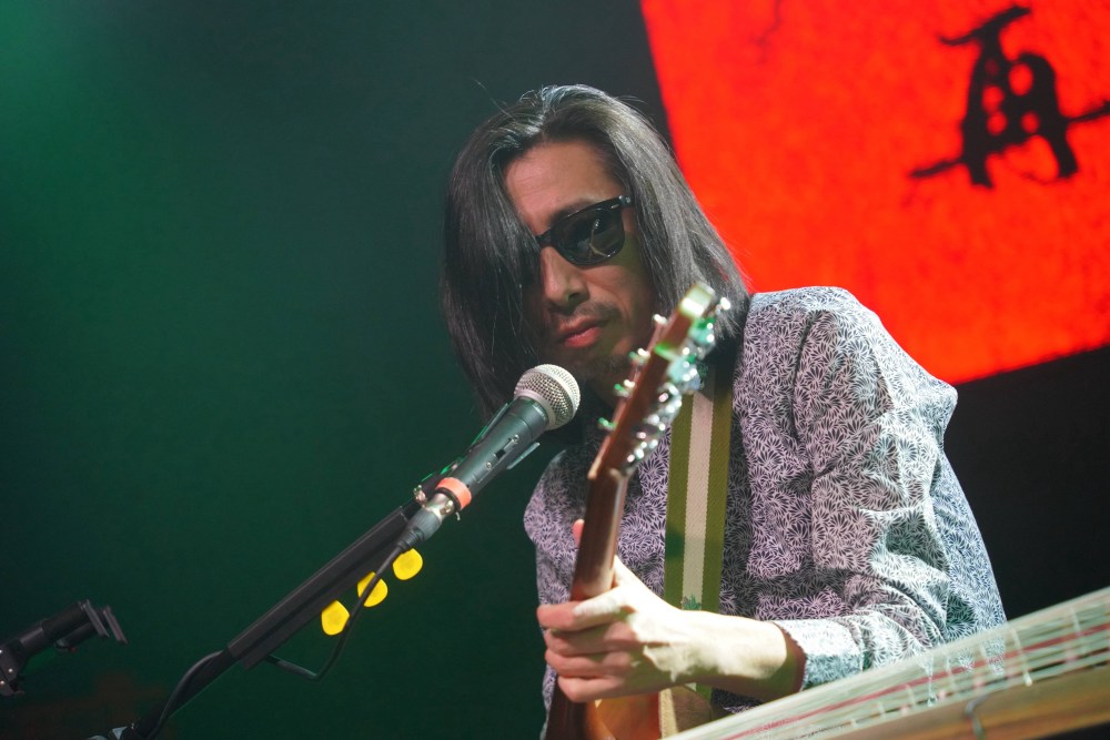 谢天笑变身"伴奏之王",为上台献唱乐迷弹琴