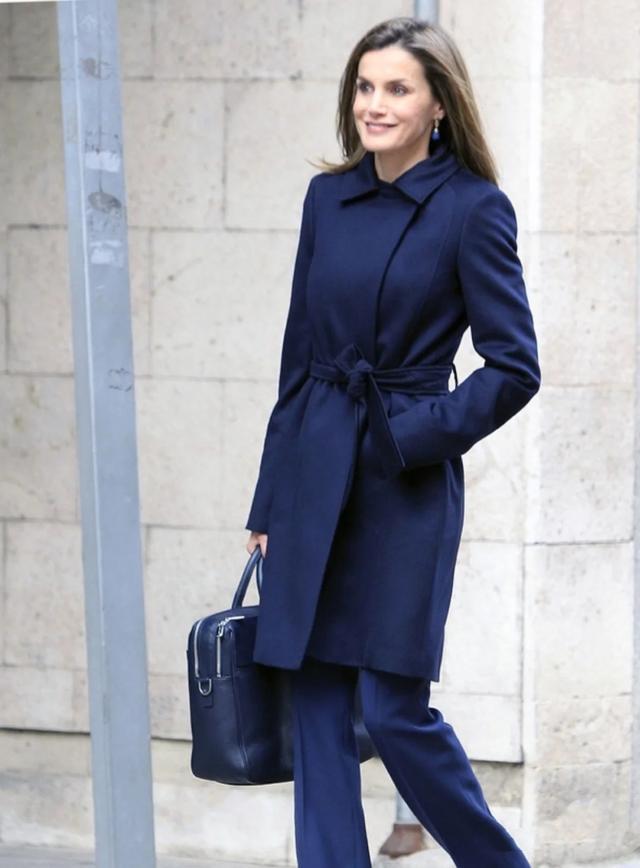 论大衣穿搭就服西班牙王后每一套都简约高贵这才叫高手