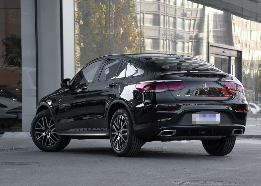 2021款奔驰glc的车身腰线充满肌肉感,而且汽车配备有双色拼接的密辐条