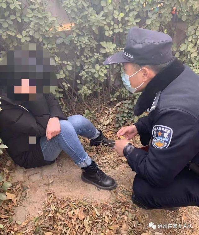 滄州一女子在小區搭繩子上吊警察緊急趕到人被救下了