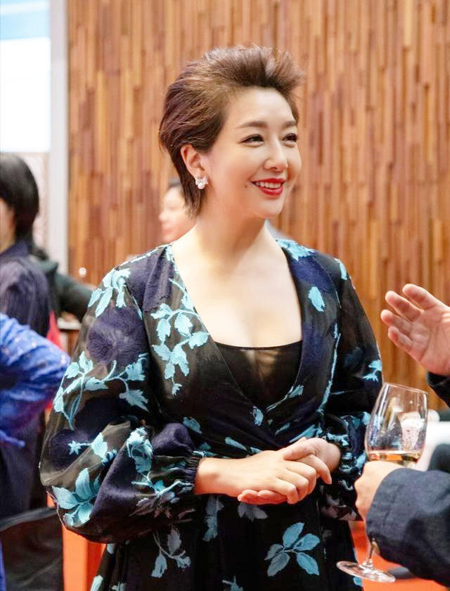 江珊终于不再低调一袭印花连衣裙优雅温柔华丽大气太有范
