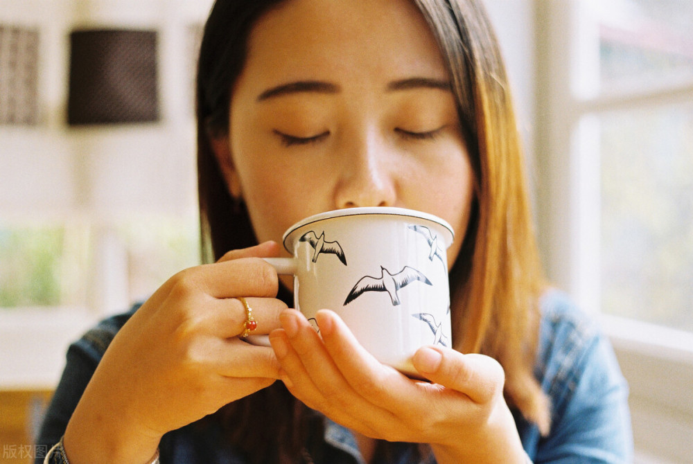 脑梗|27岁女子脑梗离世，生前滴酒不沾，医生劝诫：一事怎能天天做