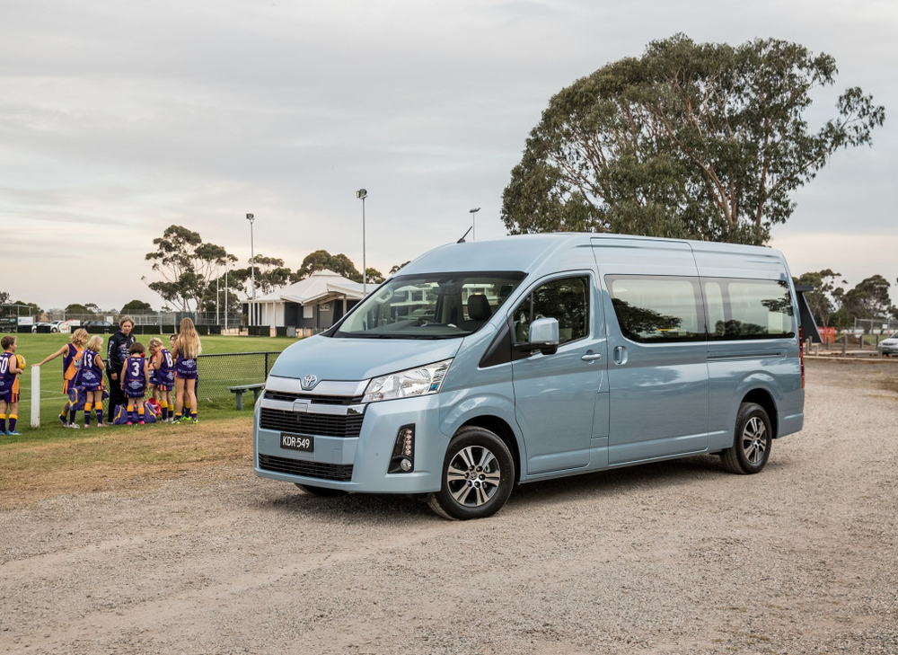 丰田双色"大面包"实车,比埃尔法大一圈!汽油柴油都有_腾讯新闻