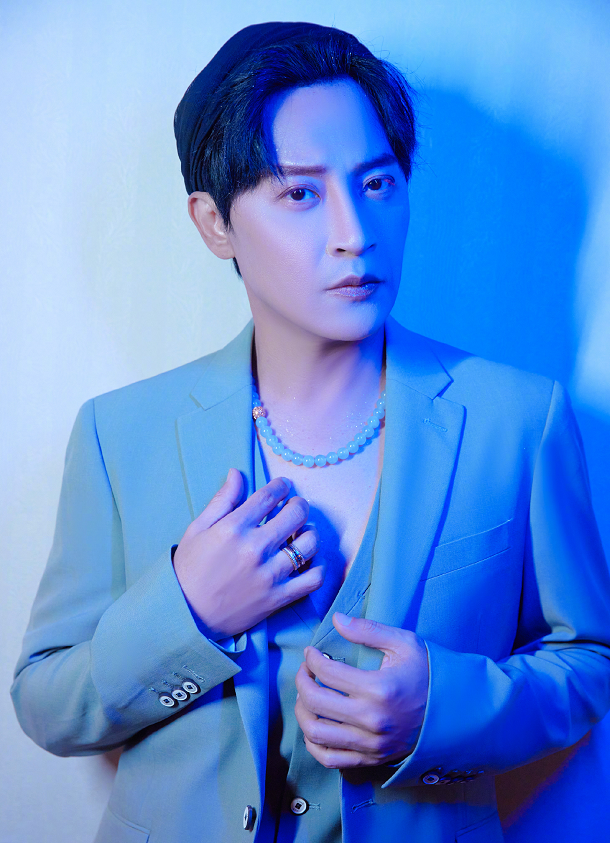 陈志朋减肥后重回颜值巅峰!梳起中分如"整容",太像张国荣了